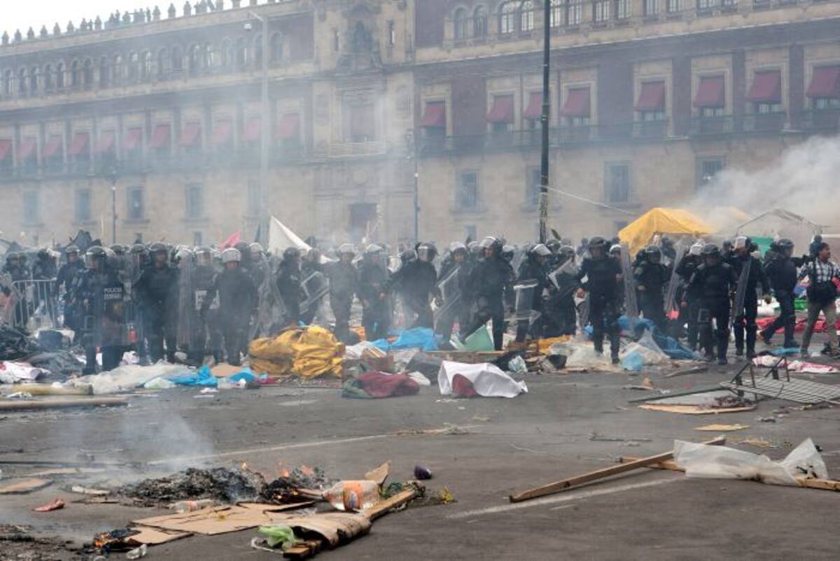 La policía desalojó a los profesores que protestaban en México. AP