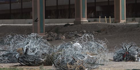 Autoridades de Texas retiran alambradas de la frontera con México