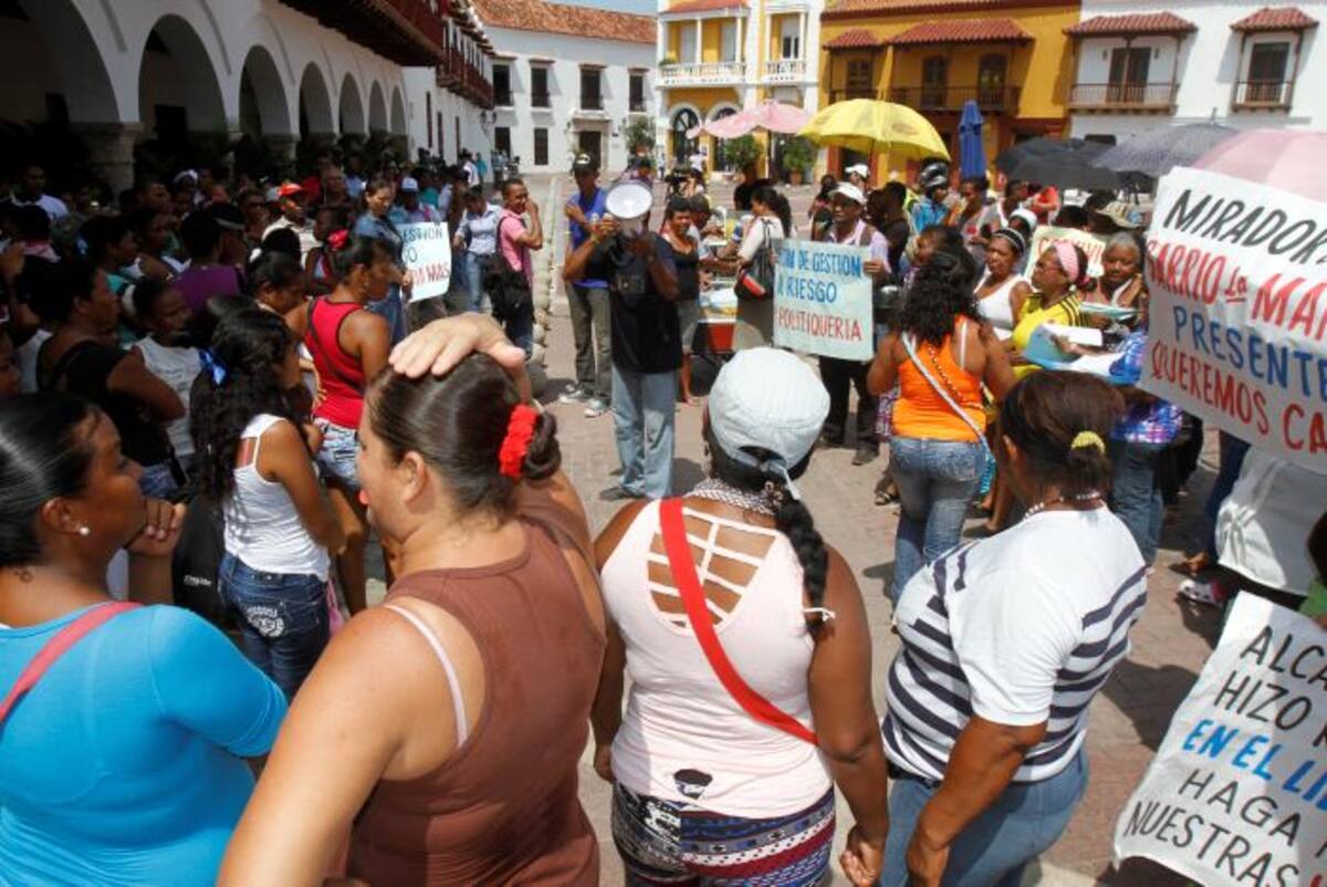 Más de 300 damnificados por la temporada de lluvias de los años 2004, 2008, 2010 y 2011 protestaron esta mañana en la Plaza de La Aduana para exigir una vivienda digna. Claudia Fortich - El Universal