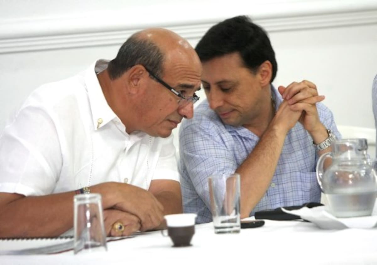 Enrique Chartunoi (izquerda), gerente de Transcaribe, habla con el moderador de la audiencia pública de ayer, el abogad Luis Ávila. AROLDO MESTRE - EL UNIVERSAL