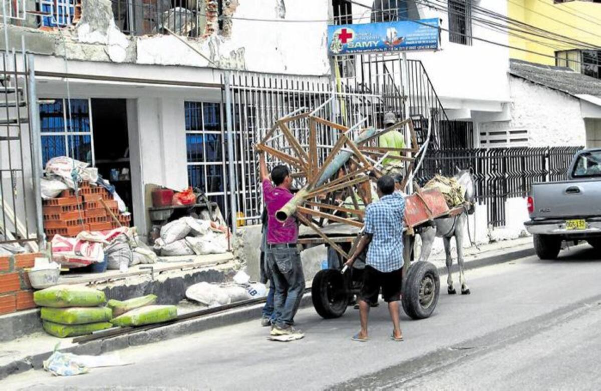 Este carromula fue recargado con una escalera tipo ‘caracol’ desechada por la obra en construcción del inmueble que se ve en la foto, en la Cuarta Avenida de Manga. Esperemos que la singular carga no haya terminado abandonada en la orilla del algún caño, cuerpo de agua o baldío de otro sector. PEDRO TORRES-EL UNIVERSAL