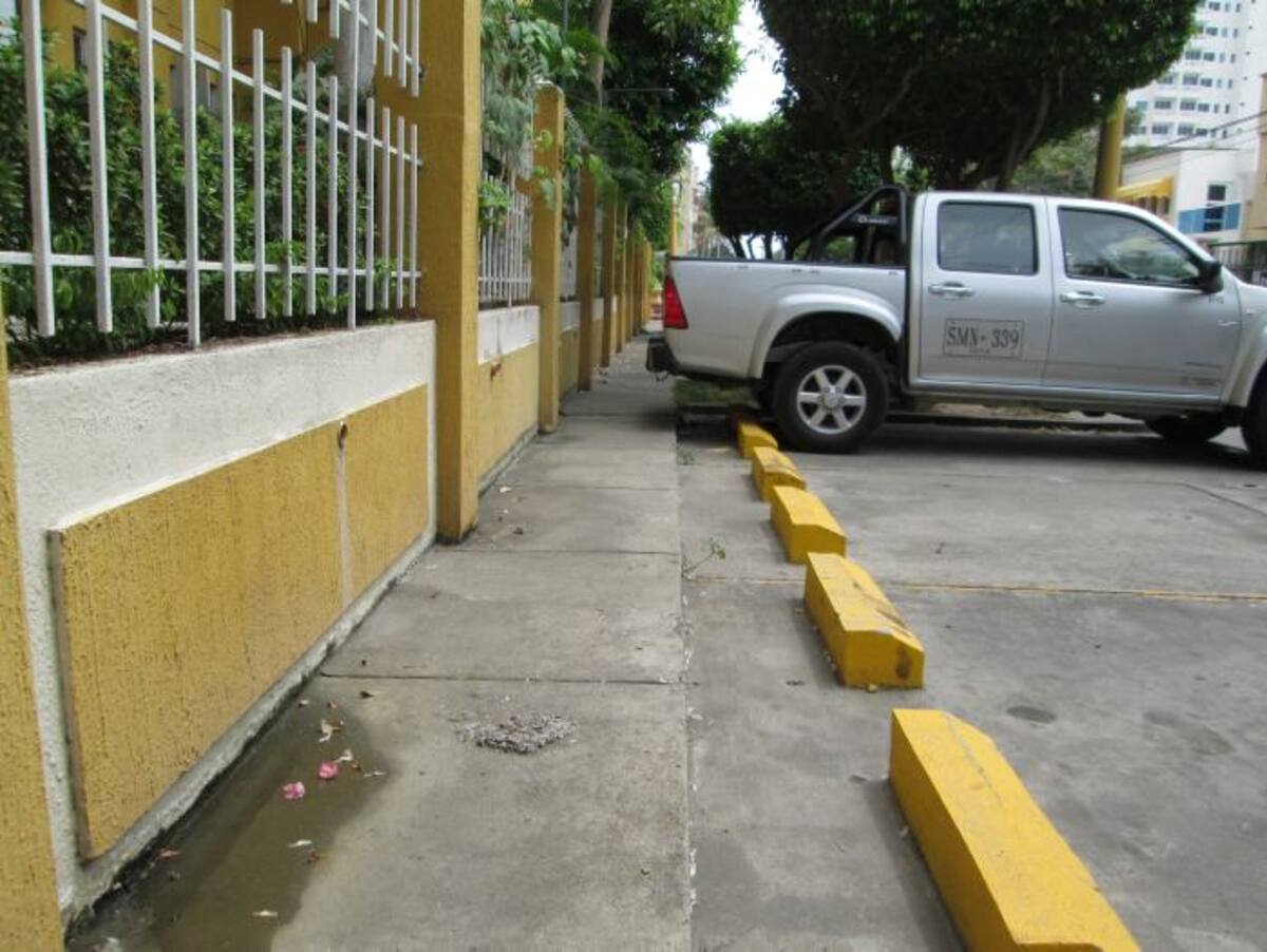 Esta foto de la fachada del edificio muestra la adecuación hecha al andén peatonal con los topes en el piso, para que no lo invadan los carros parqueados en la acera que debía ser para los transeúntes. PEDRO TORRES, EL UNIVERSAL