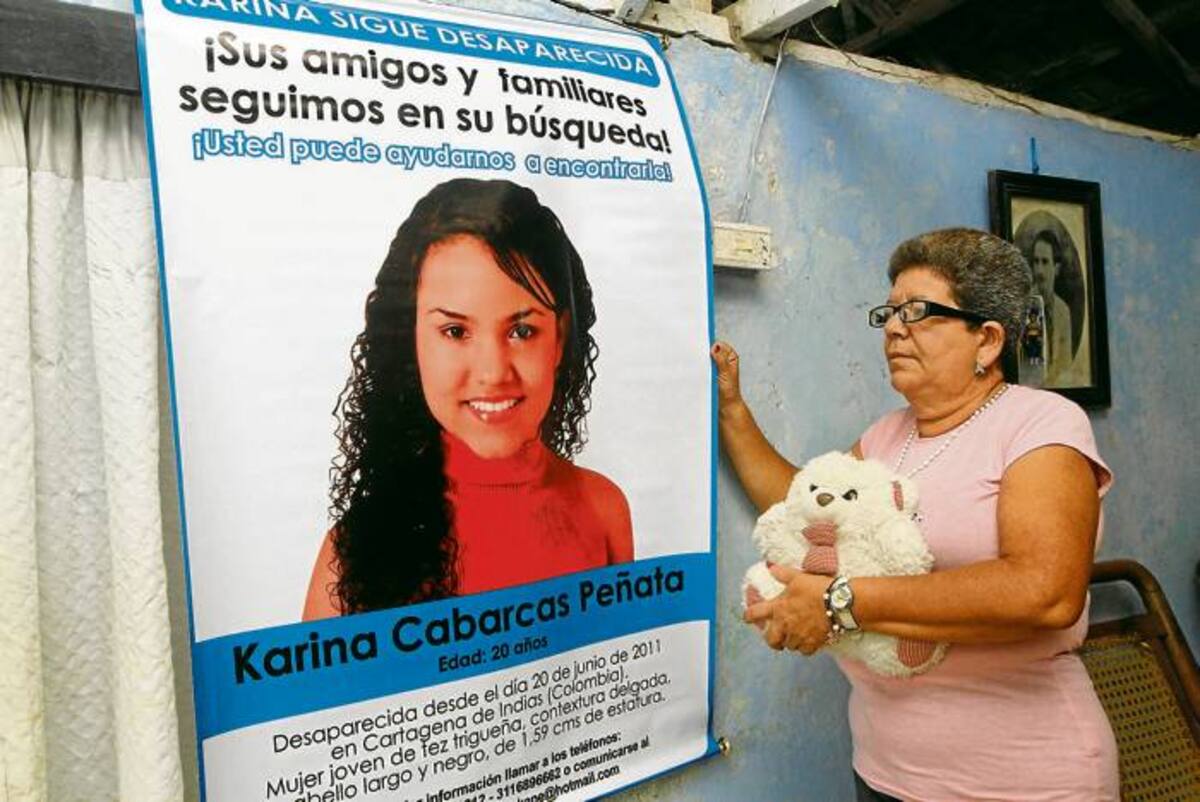 Norma Benítez, madre de Karina, contemplando la foto de su hija desaparecida el 20 de junio de 2012.