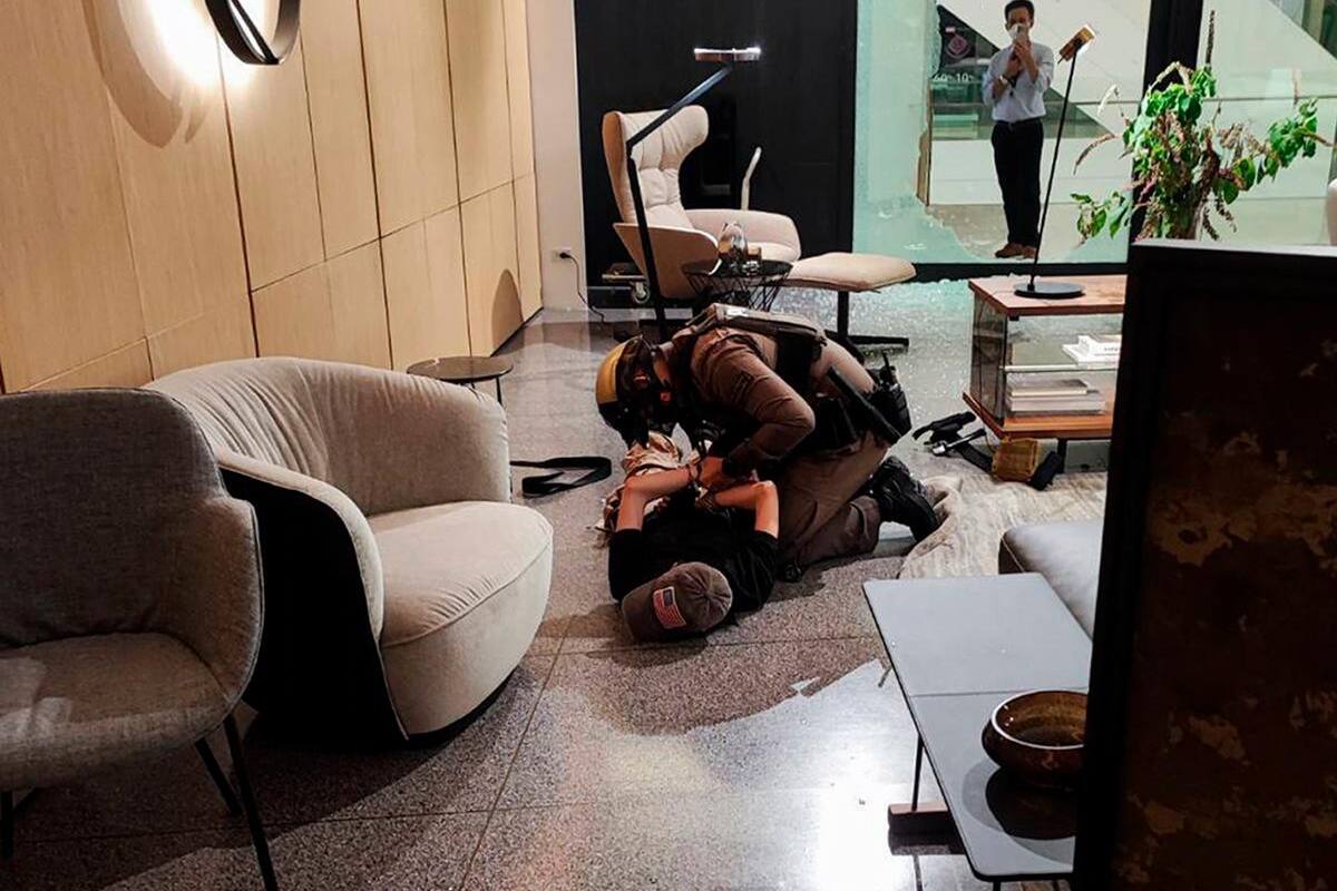 Video: policía detiene a un menor tras un tiroteo donde murieron 3 personas