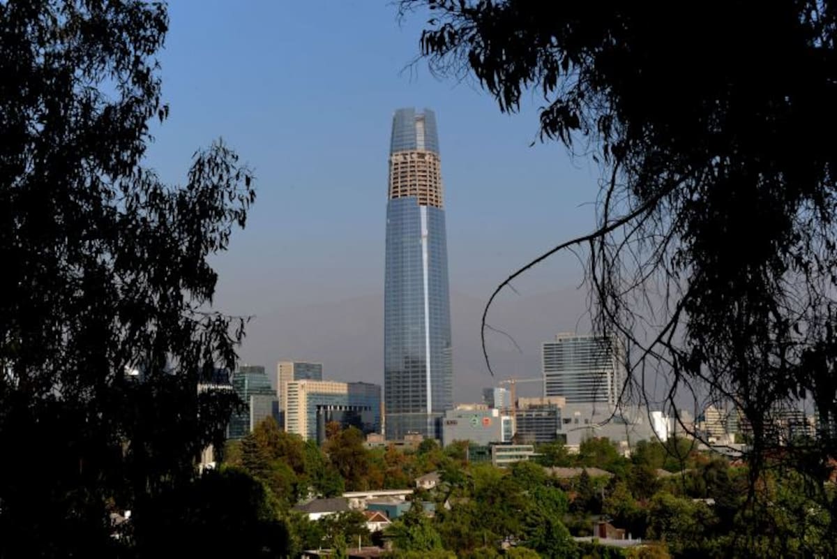 La torre de cristal de 70 pisos está enclavada en el congestionado corazón financiero de Santiago, conocido como 'Sanhattan'. AFP MARTIN BERNETTI