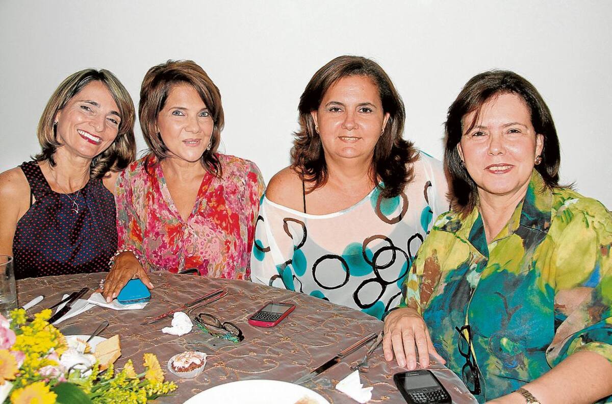 Carmenza Mejía, Carmen Cecilia de Suárez, Astrid Hoyos y Martha Luz Méndez.