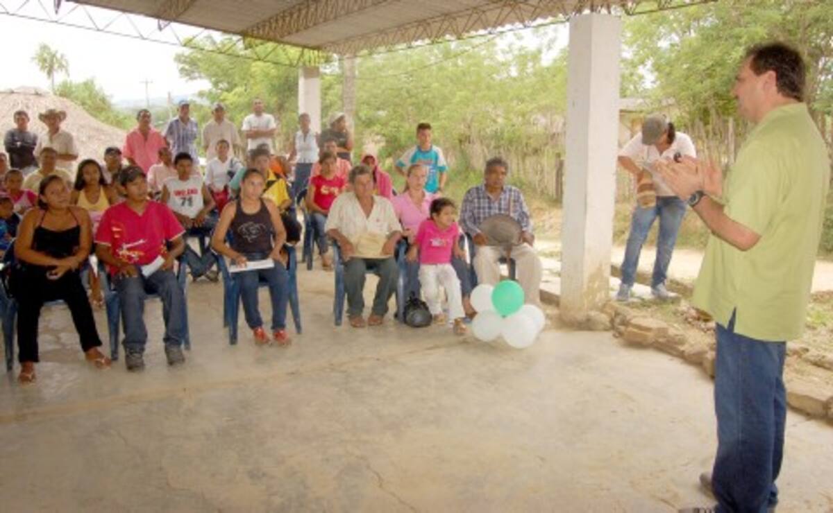El alcalde Jesús Paternina Samur, se comprometió con la comunidad de Cruz del Beque en el tema de proyectos para generación de ing*resos.