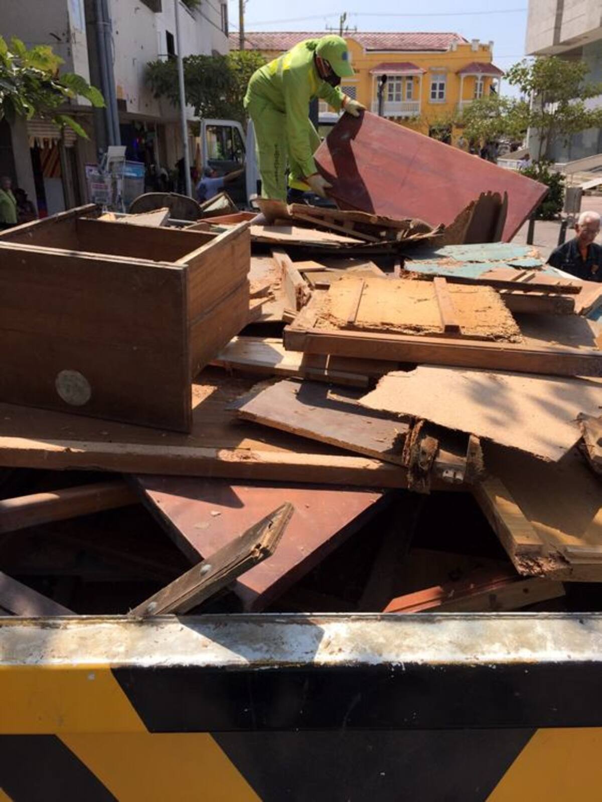 En las últimas dos semanas, personal de Apoyo Logístico de la Alcaldía y Pacaribe se han encargado de sacar gran cantidad de basura que estuvo acumulada por años en la edificación. Cortesía