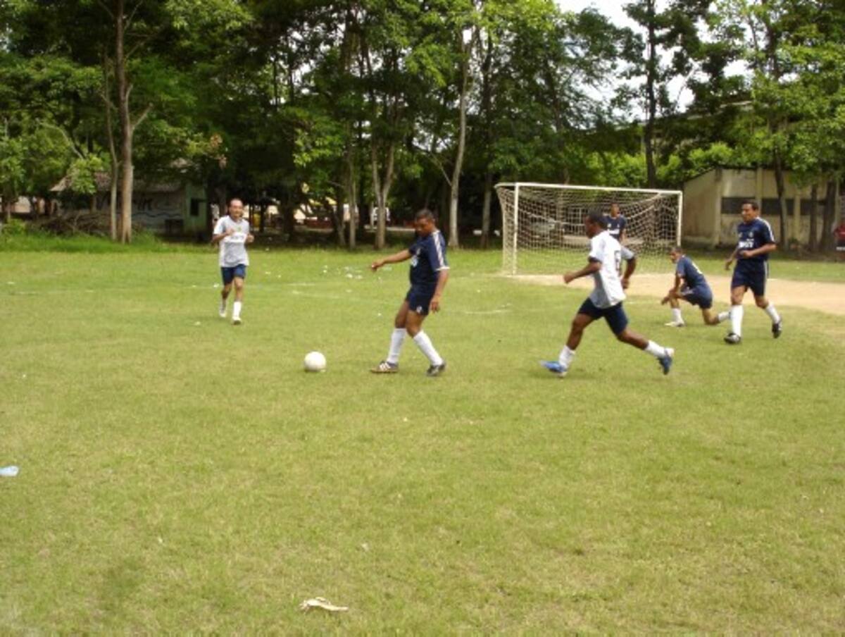 Una dura lucha se registra dentro del Torneo de Minifútbol Recreativo, que se juega en las canchas de la Corporación Deportiva Nuevo Milenio. EL UNIVERSAL