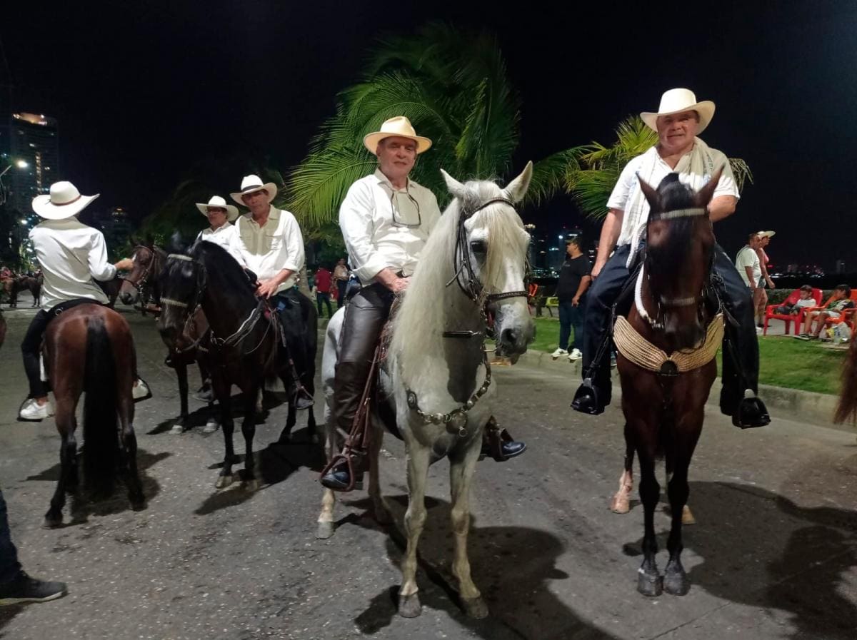Caballistas y aficionados a los equinos participaron en la tradicional cabalgata. //Foto: Zenia Valdelamar - El Universal