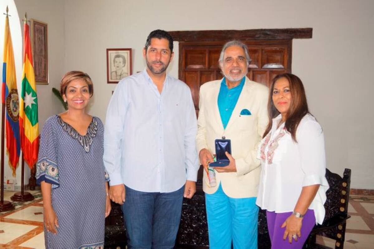 Zully Salazar Fuentes; el alcalde, Dionisio Vélez Trujillo; Vinod Agarwal y Shirley Agarwal.
