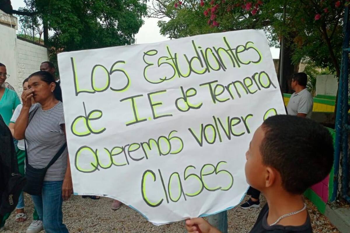 Continúa la crisis: plantón en colegio por falta de aseo y vigilancia