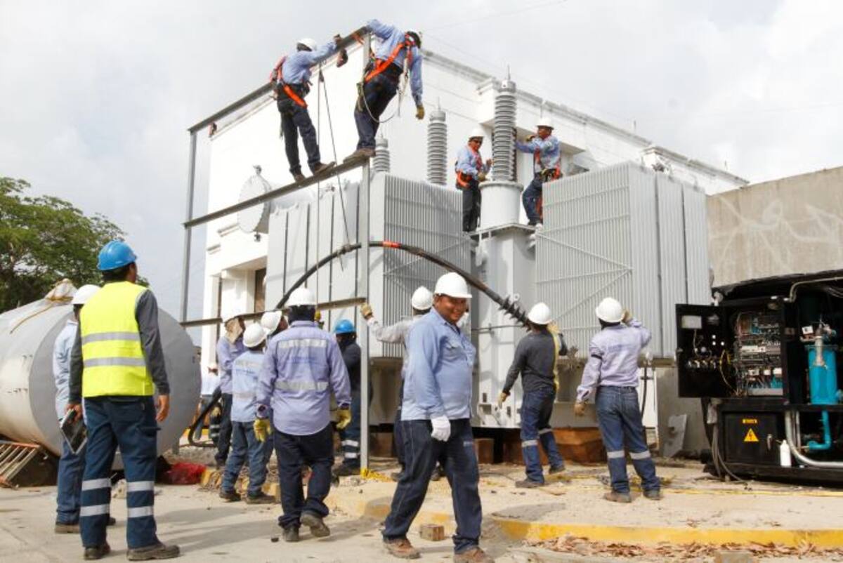 Los trabajos para la instalación del nuevo transformador comenzaron en la primeras horas de la mañana, pero la lluvia de la tarde obligó a suspender las labores por un par de horas. Foto: Julio Castaño
