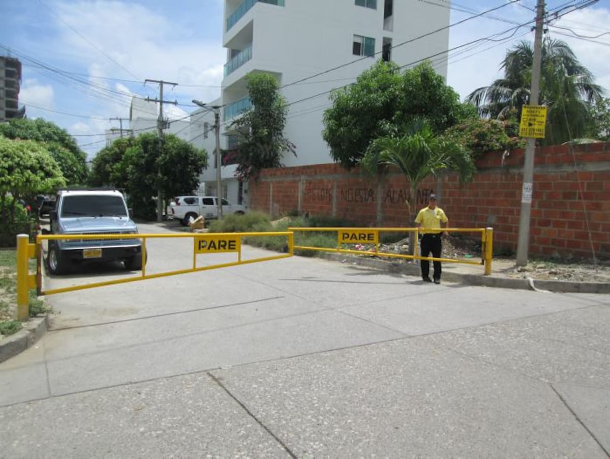 Con 'talanqueras' o controles de acceso, como le llaman los vecinos, lucen las 9 calles y 3 entradas principales de El Recreo. //Foto archivo