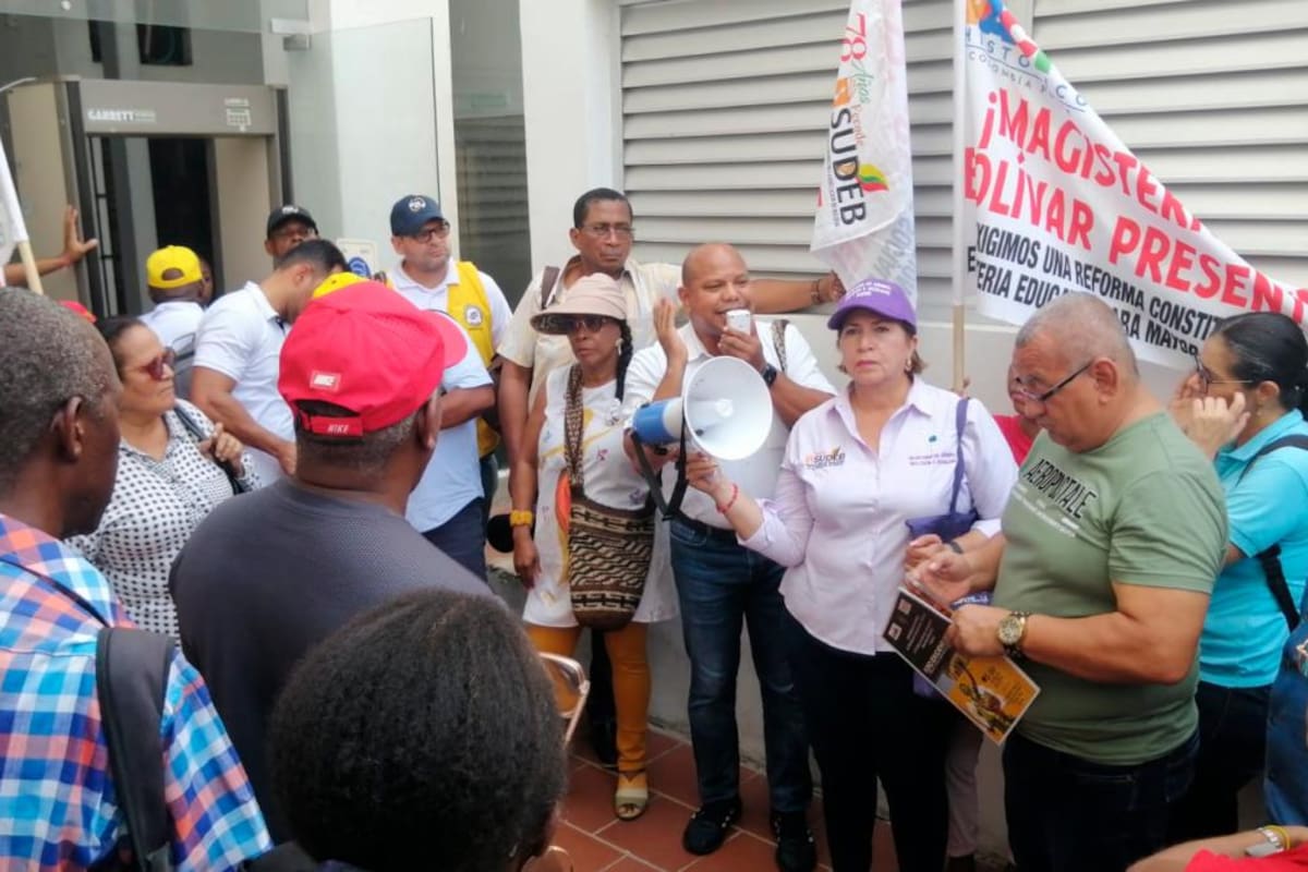 Docentes de Cartagena protestan por errores en el pago de retroactivos salariales