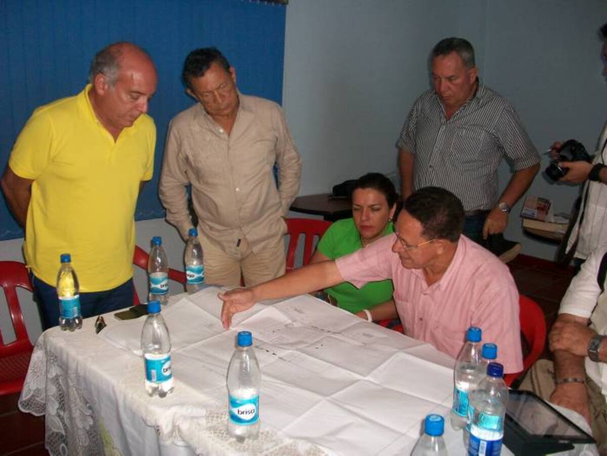 El director de Cormagdalena, Augusto García Rodríguez; la viceministra de Infraestructura, María Constanza García Montero; el alcalde municipal, Marcelo Torres, entre otros funcionarios, observan los planos del proyecto. CORTESÍA