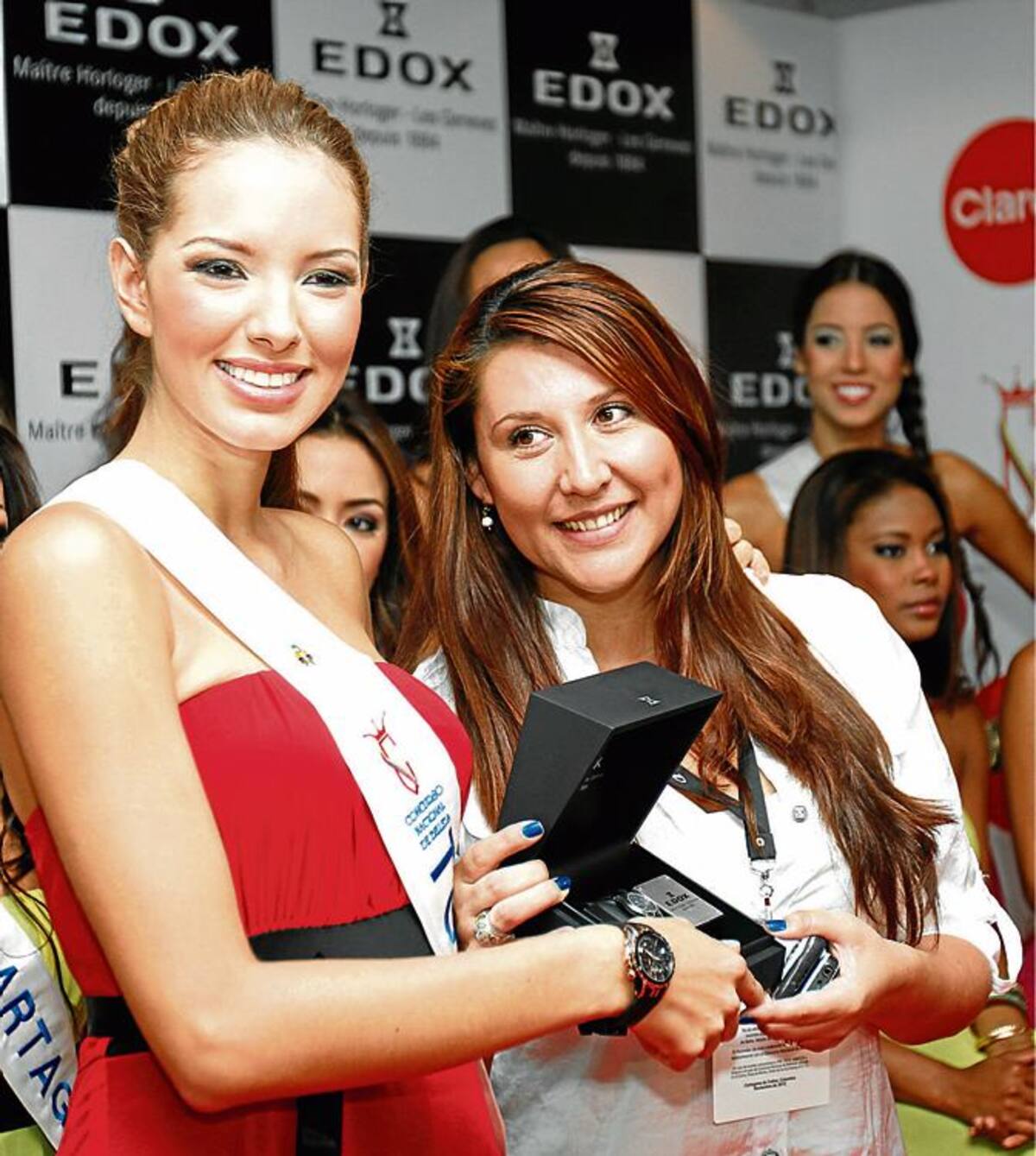 La candidata del Tolima le entregó el reloj a Ivonne Salamanca, de RCN televisión.