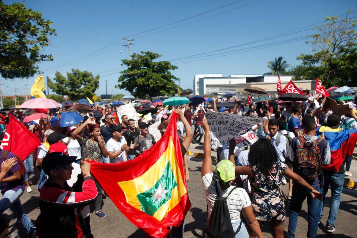 Gritando arengas contra el presidente Iván Duque, los marchantes recorrieron la avenida Pedro de Heredia. //Aroldo Mestre - EU.