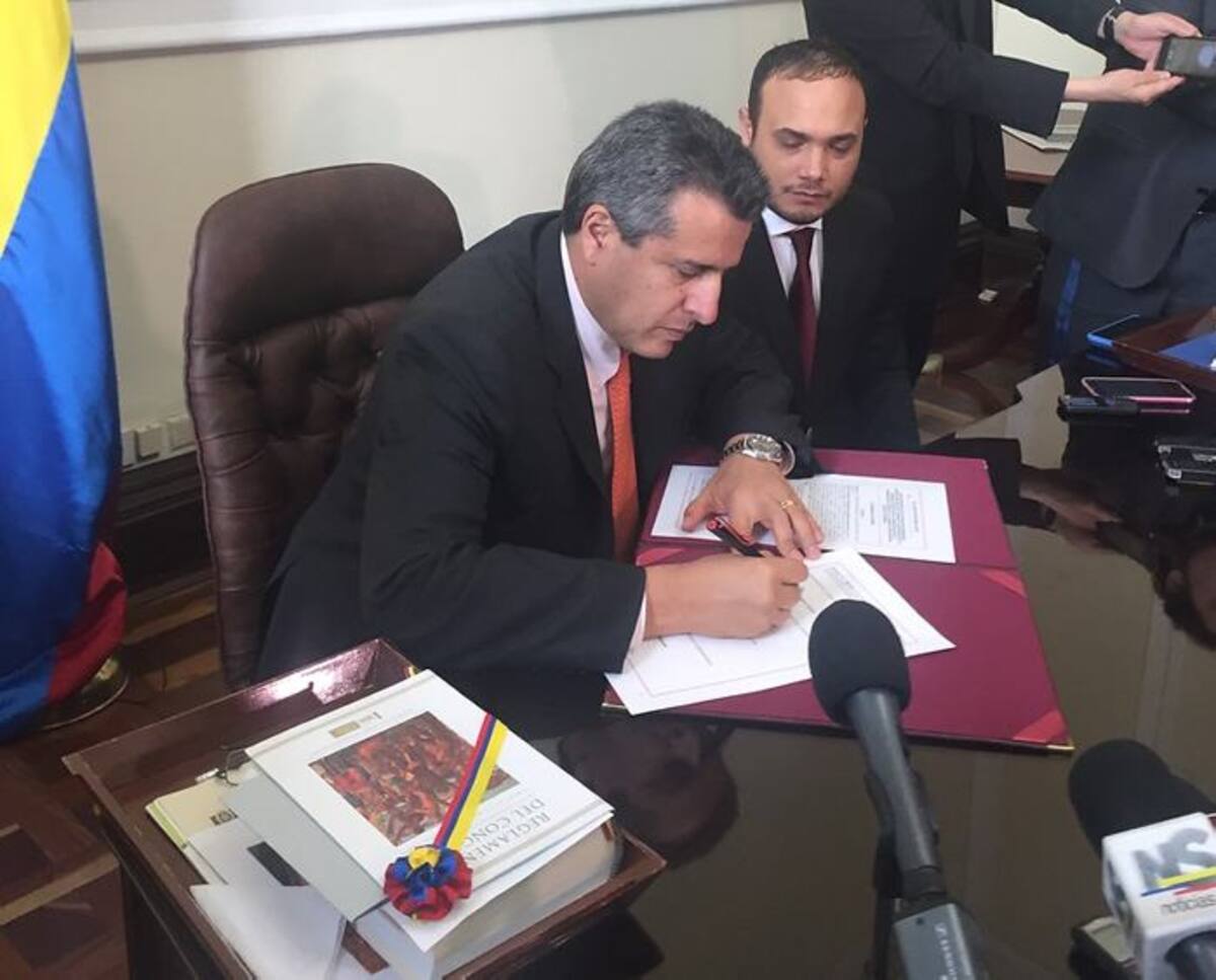Los presidentes del Congreso de la República, Luis Fernando Velasco (Senado) y Alfredo de Luque (Cámara), firmaron el acto legislativo de la paz. FOTO: COLPRENSA