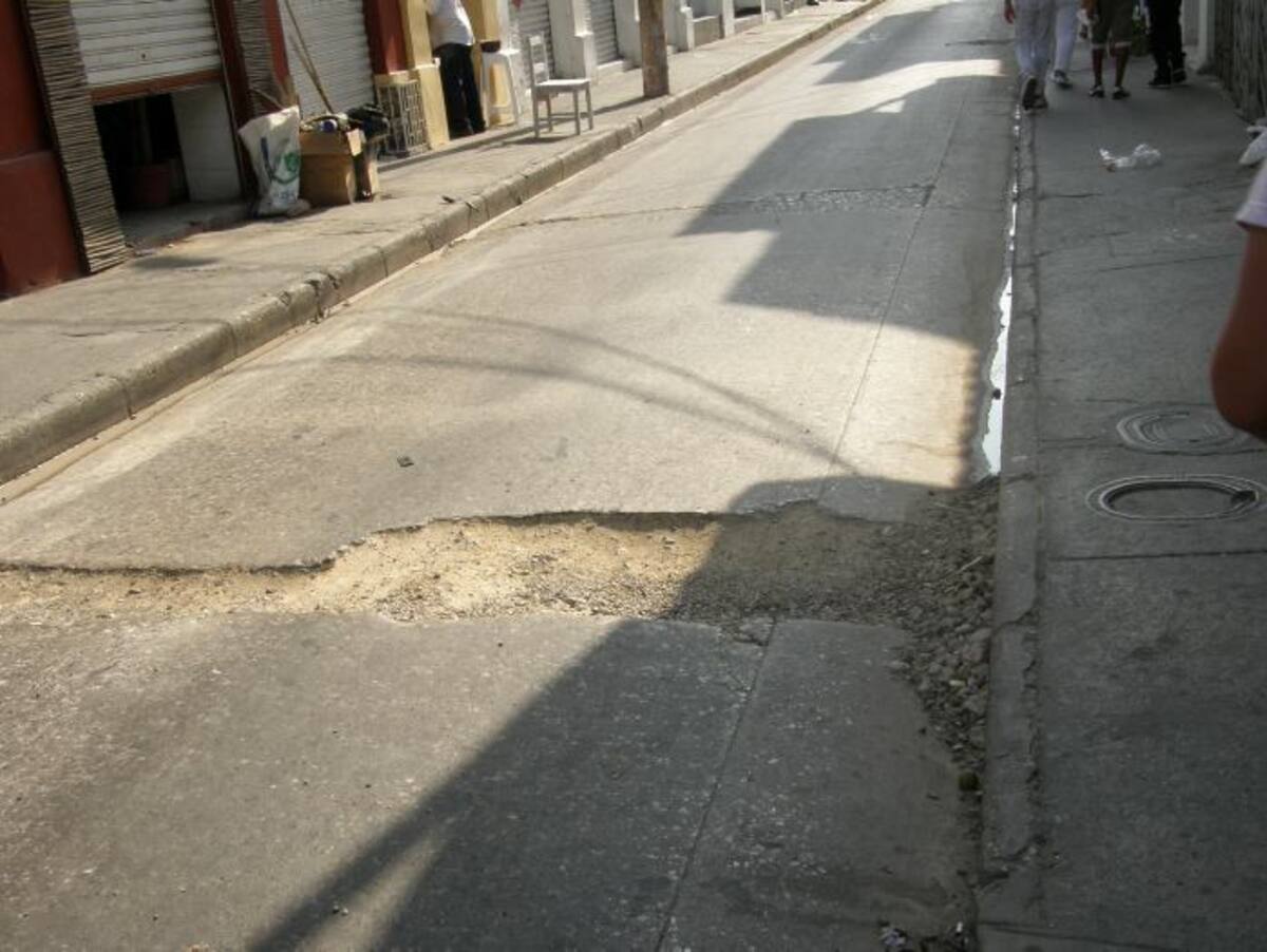 La calle de la Cruz está partida por una acometida de acueducto. Aguas de Cartagena anunció que la arreglará. ELUNIVERSAL.COM.CO