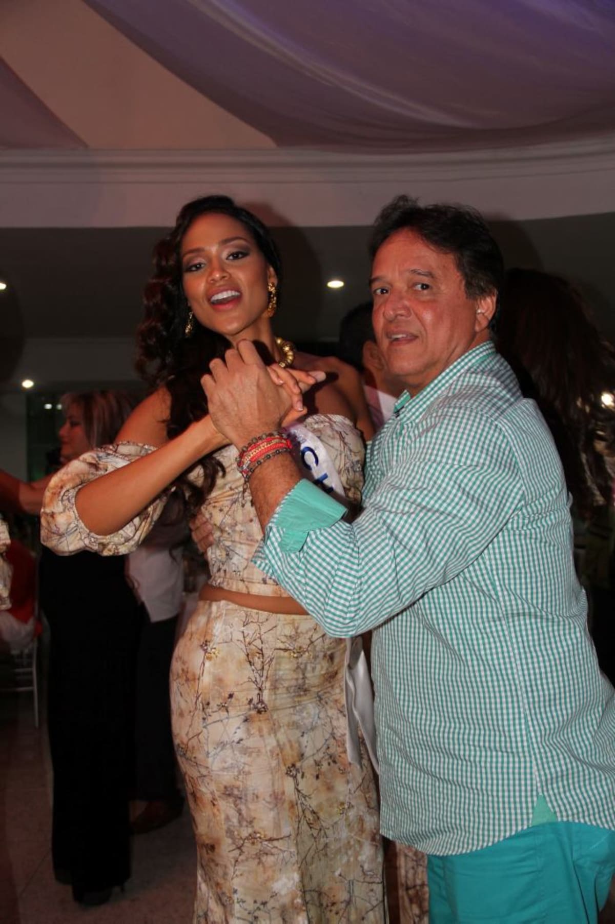 ¡Ajá…; doctor Cárcamo…;! ¿Todavía andas en esas…;? Abre el ojo, que a cierta edad ya no se permiten ciertas emociones…; Te vi muy bailoncito con la Señorita Chocó, Andrea Tovar Velásquez…; ¿O tú aplicas lo que dice Adolfo Pacheco en su canción Gallo Bueno…; de aquello de que entre más viejo me pongo me estoy sintiendo más joven…;? Álvaro…; Álvaro…; bueno, pues…;