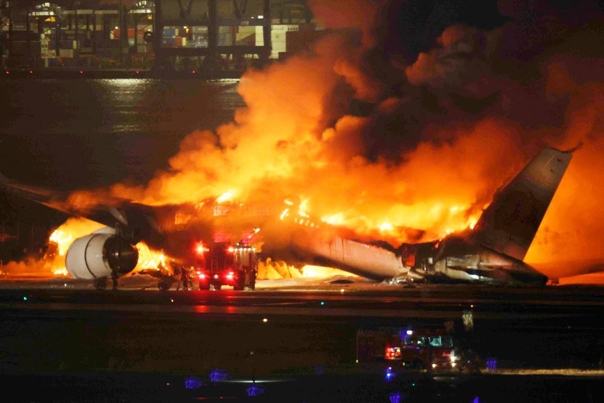 Más de 200 vuelos cancelados tras el choque de dos aviones en aeropuerto de Tokio
