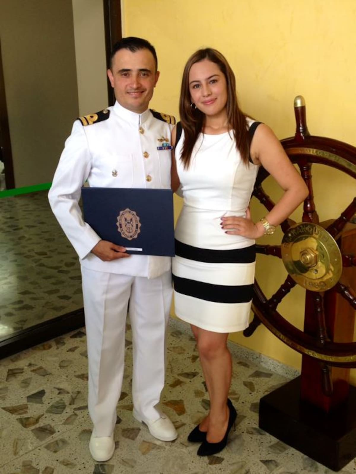 El Teniente de Navío Fernando Alfonso Monroy Mejía acompañado su esposa Anlly Tatiana Flórez Ospina.