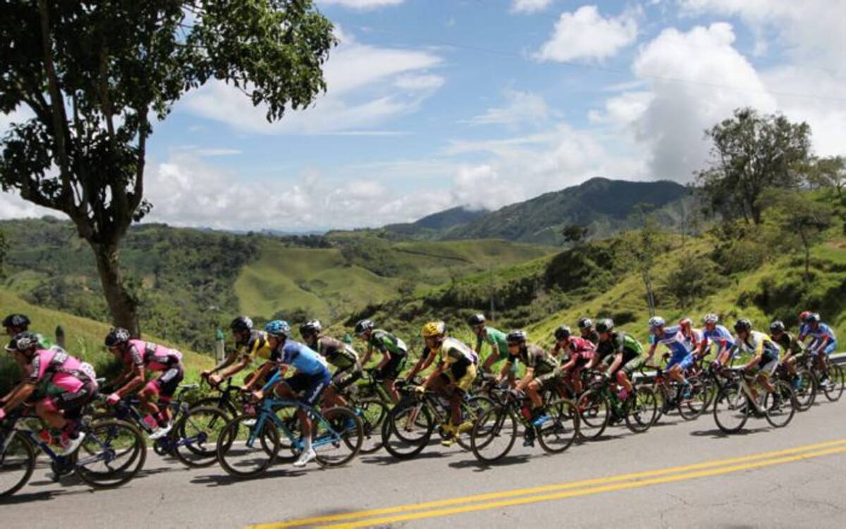 Ciclistas del Clásico RCN, a su paso por Letras. CORTESÍA