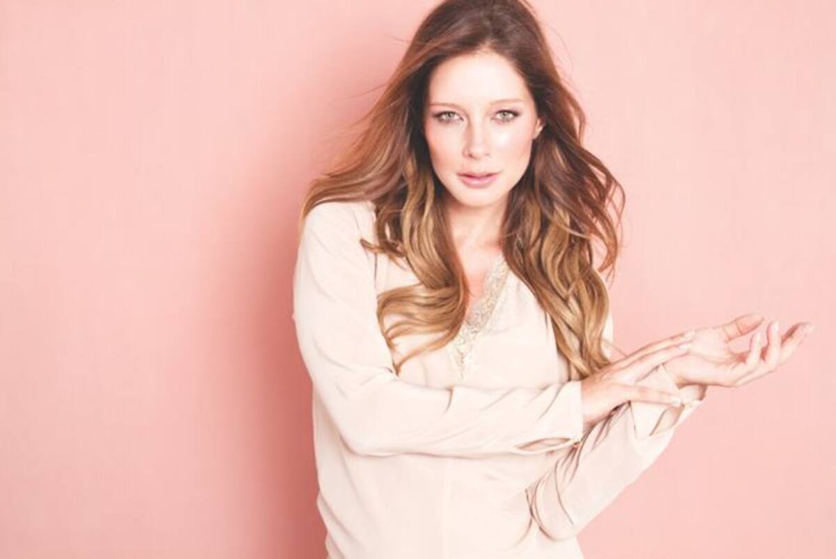 Ana Katalina tiene mucho que aprender. Le asusta pensar que no pueda ser capaz de cambiar bien los pañales, entender el llanto de su hijo o no saber alzarlo correctamente. Revista Nueva