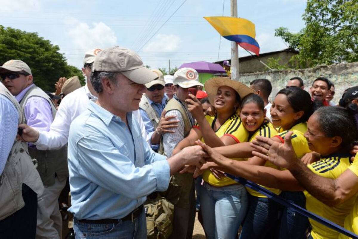 El presidente Juan Manuel Santos saluda a participantes de la marcha. CORTESÍA