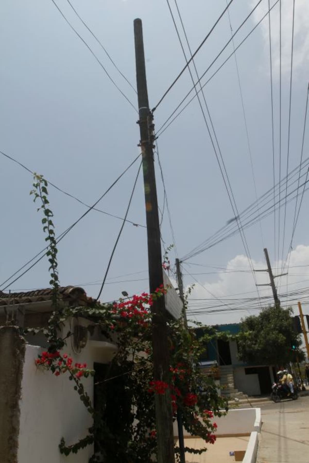 Este poste en la Avenida del Consulado está dentro de una clínica del barrio Escallón Villa. Julio Castaño