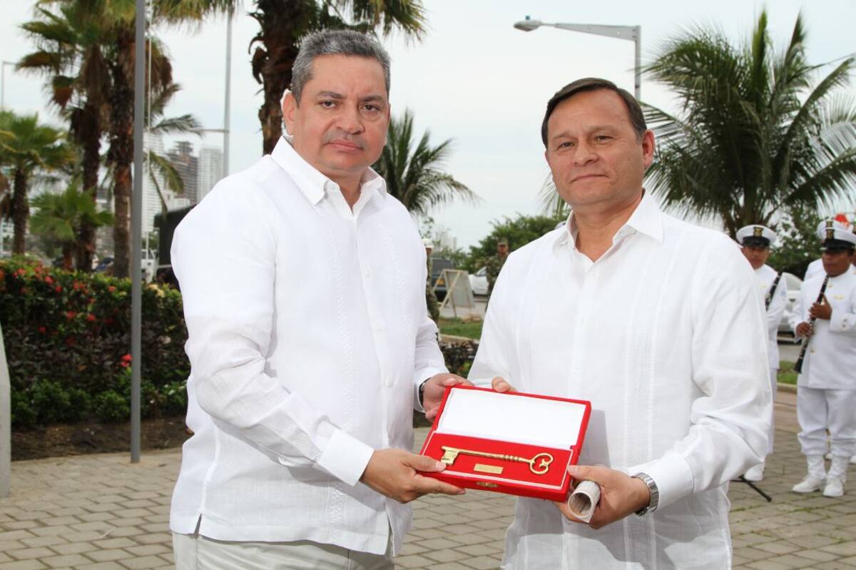 Carlos Granadillo, alcalde (e) entrega las llaves de la ciudad al embajador de Perú, Néstor Popolizio.