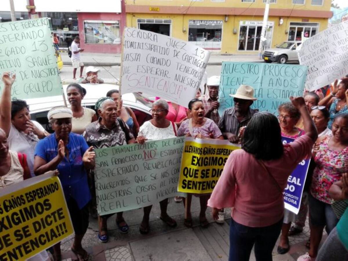 Con un plantón los damnificados exigieron al Juzgado 13 Administrativo de Cartagena que emita sentencia sobre una demanda instaurada contra el Distrito de Cartagena. Foto: Cortesía
