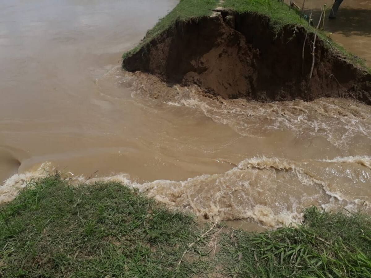 La ruptura del cause del río Cauca, según los moradores de los sectores afectados, tiene más de 10 metros de ancho. Cortesía Agencia Makondo.