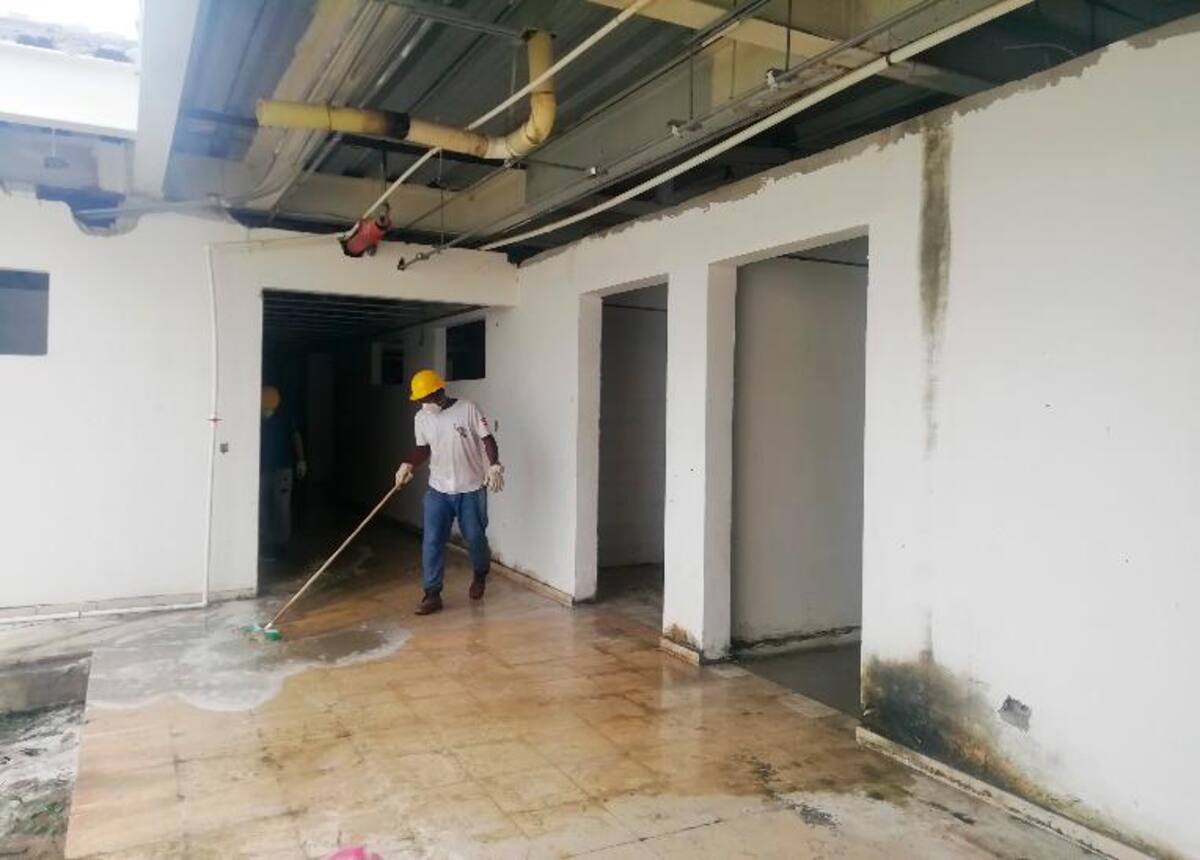 En las obras preliminares en El Pozón se retiraron los escombros, maleza y verdín acumulado en paredes y pisos. //Cortesía.