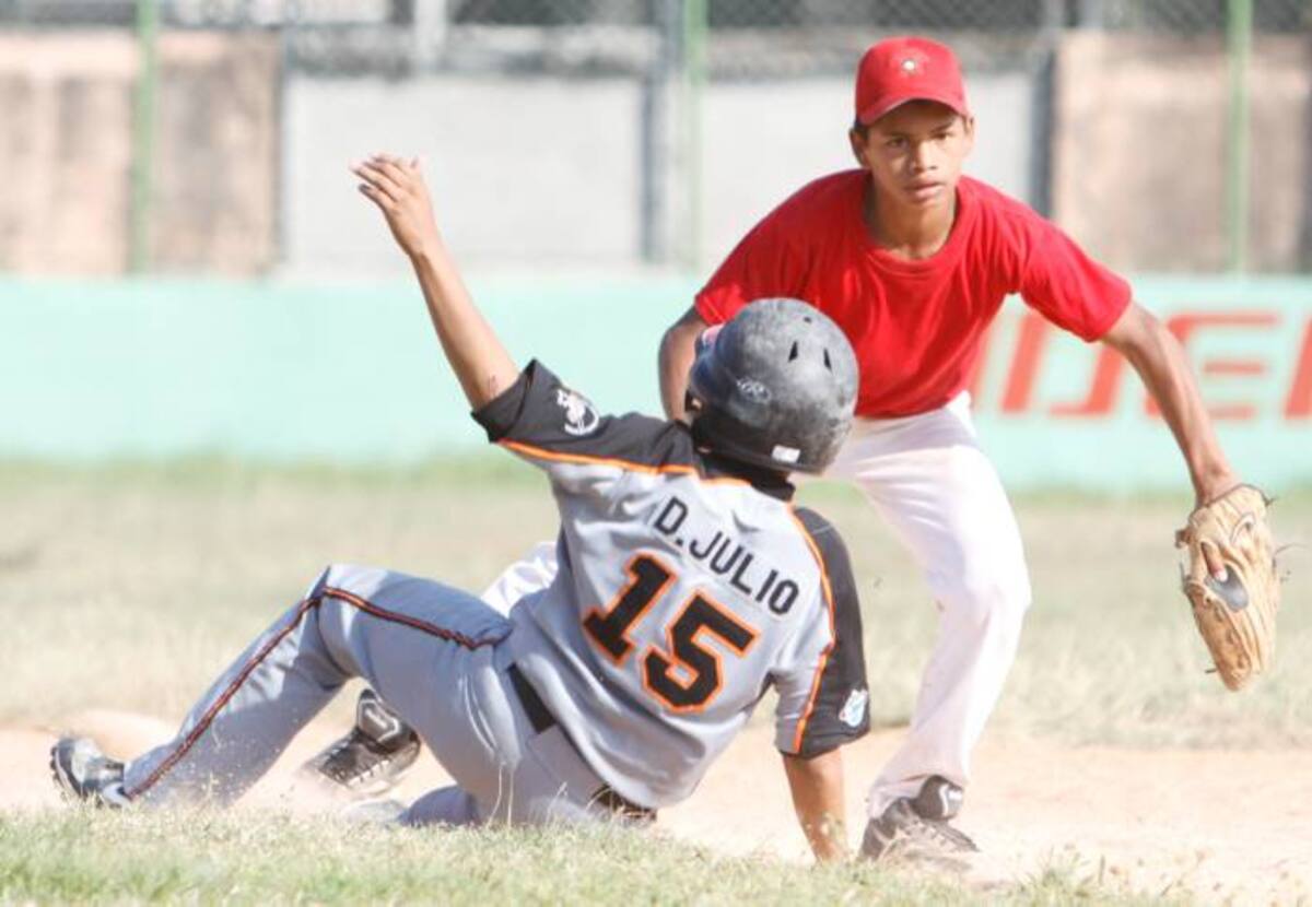 Diego Julio, de Gigantes, es puesto out por Dilson Rodríguez, de Hipódromo de Atlántico. Juio Castaño-El Universal