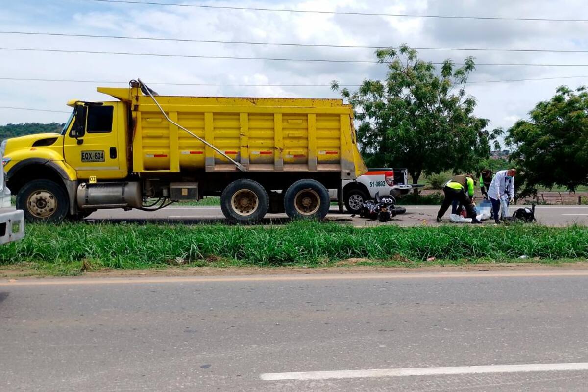 ¡Brutal accidente en Mamonal! Murió motociclista al chocar contra volqueta