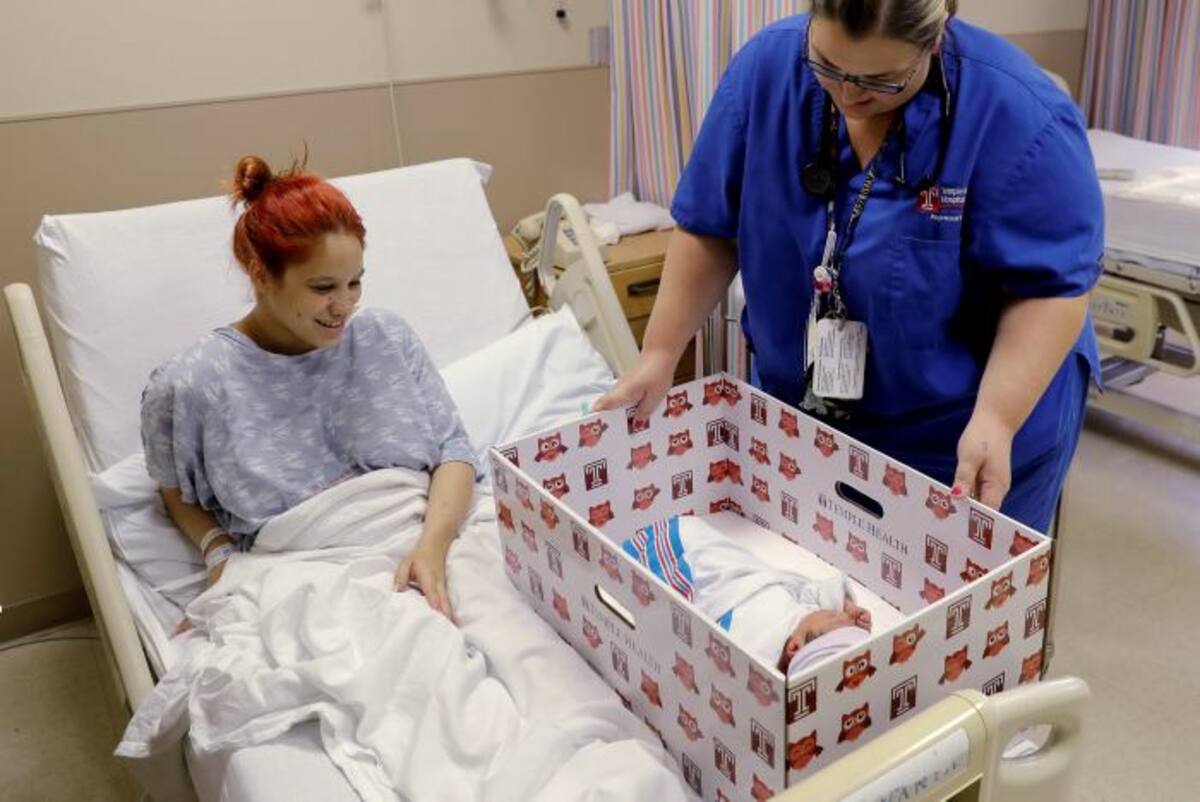 No hay nada de malo en que los padres duerman en la misma habitación con sus bebés, dicen los pediatras. AP