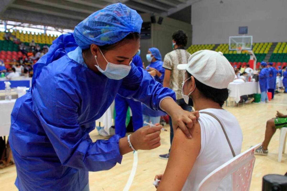 Aumentan casos de COVID y la vacunación sigue baja
