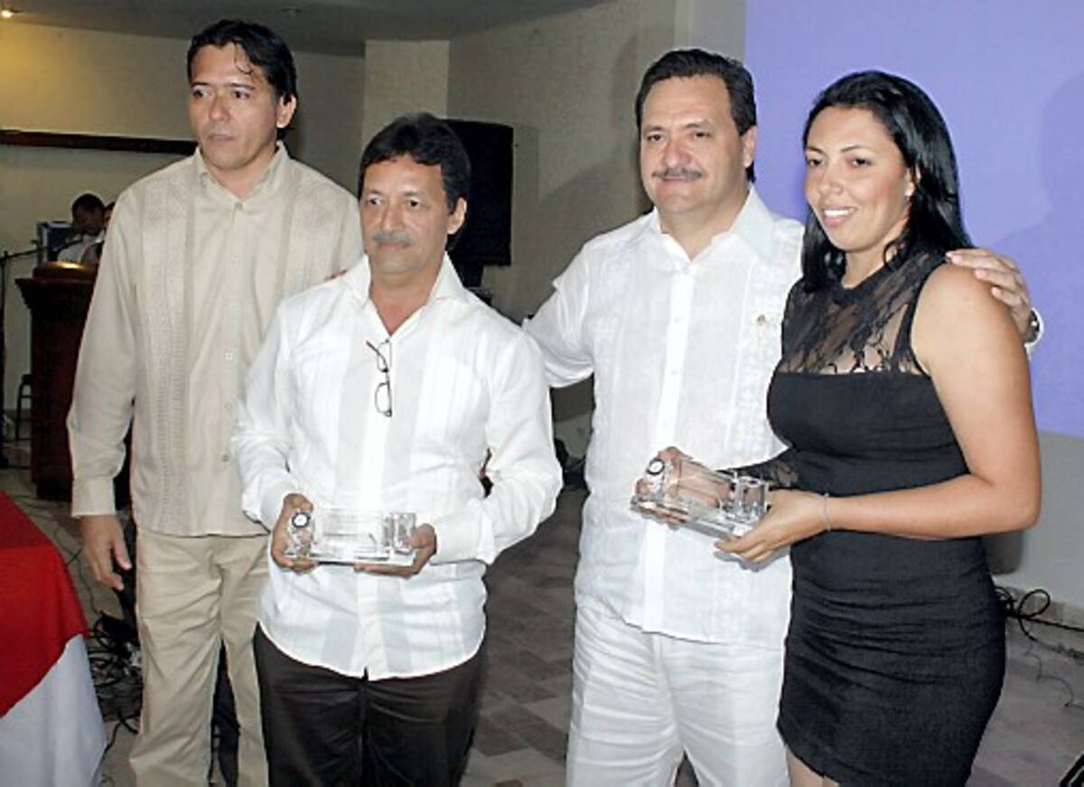Los periodistas Jaime Vides Feria y Lilian Jaraba compartieron el premio en la modalidad de Prensa Escrita.