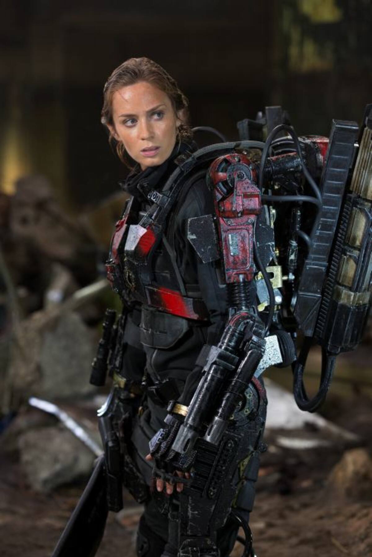 Emily Blunt tuvo que cargar con un traje de 40 kilos durante el rodaje. AP David James