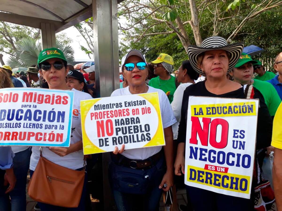 Maestros de Bolívar se manifiestan durante el paro de 48 horas. // JULIO CASTAÑO