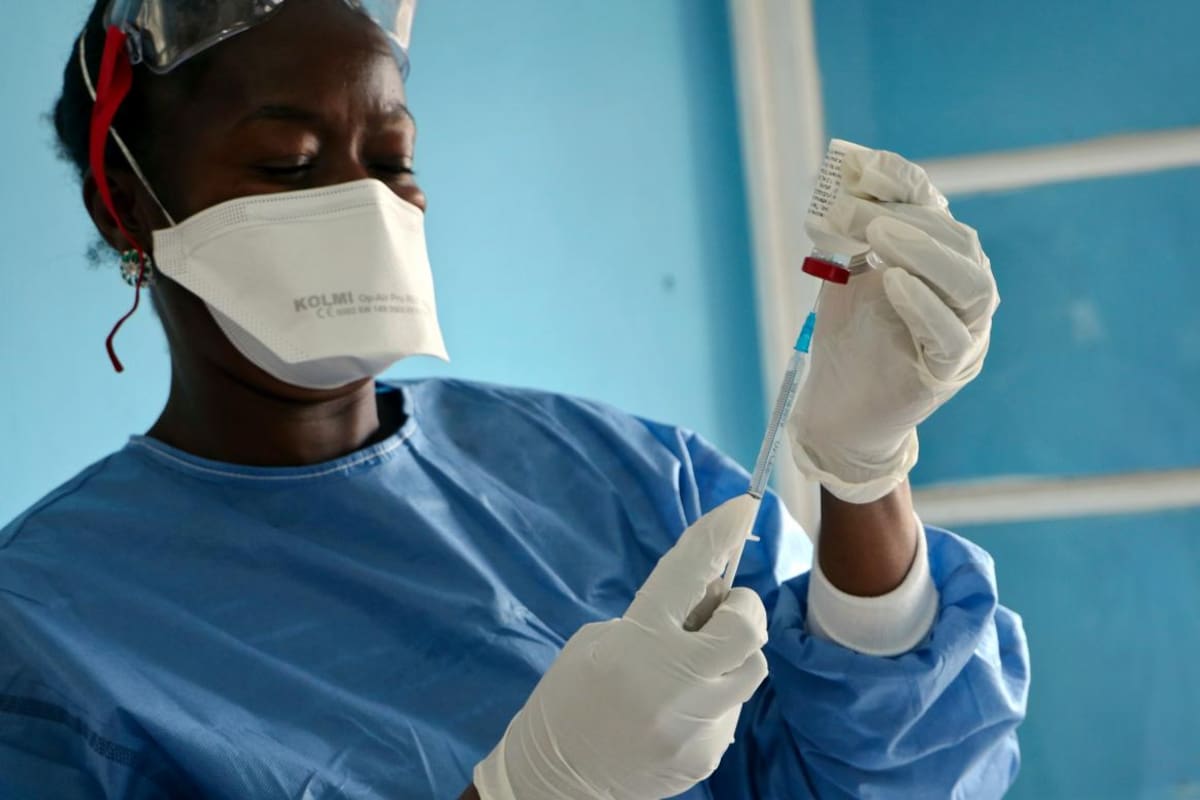 Anuncian reserva de emergencia mundial con 500.000 vacunas contra el ébola