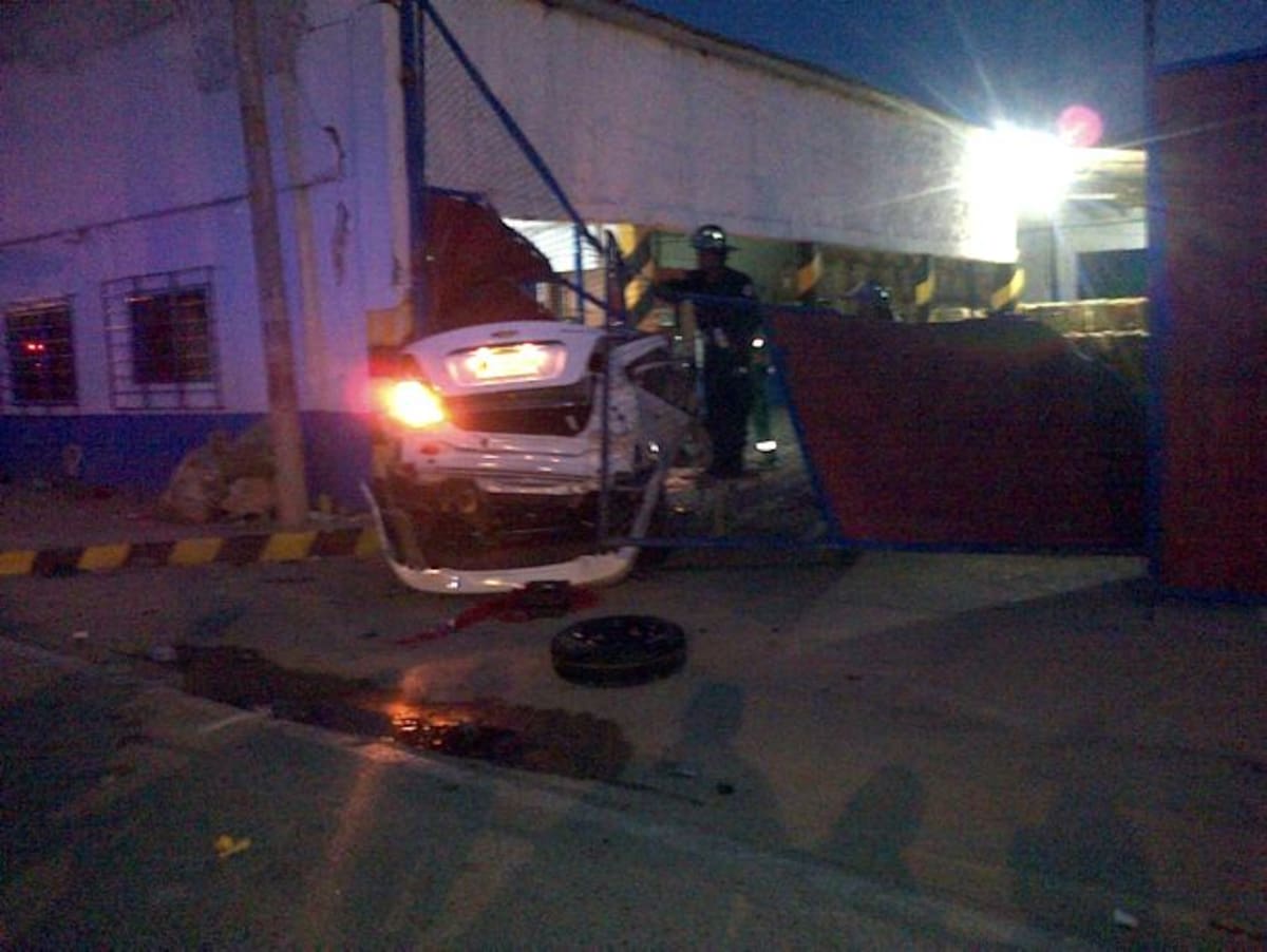 Testigos del hecho aseguran que el vehiculo iba a gran velocidad antes de perder el control y golpear la entrada de la empresa Colrecicladora. Cortesía