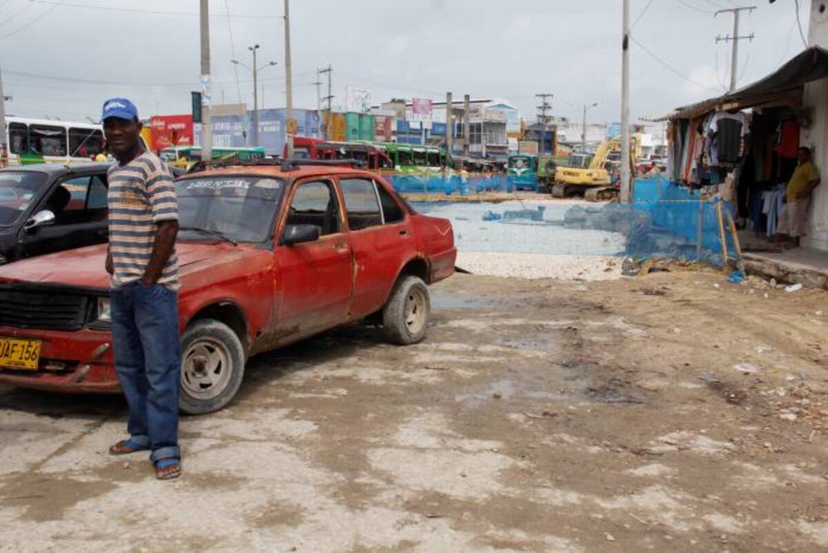 Los conductores de colectivos preguntan por qué si la Alcaldía sabía que el servicio que ellos prestan no está autorizado, permitió que ejercieran esta actividad durante tantos años. KAILLINE GIRALDO - EL UNIVERSAL