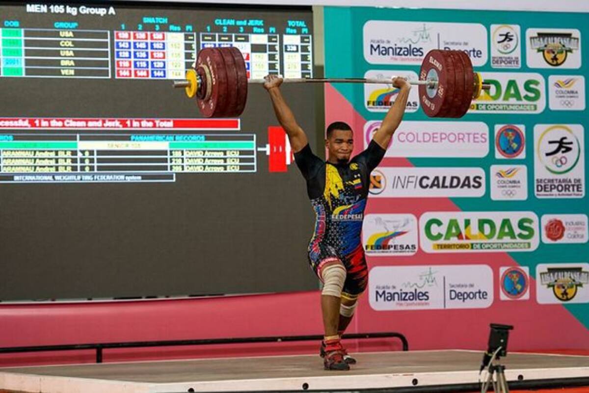 El vallecaucano Fray Mosquera en el cierre del Panamericano Juvenil de Levantamiento de Pesas de Manizales. Colprensa