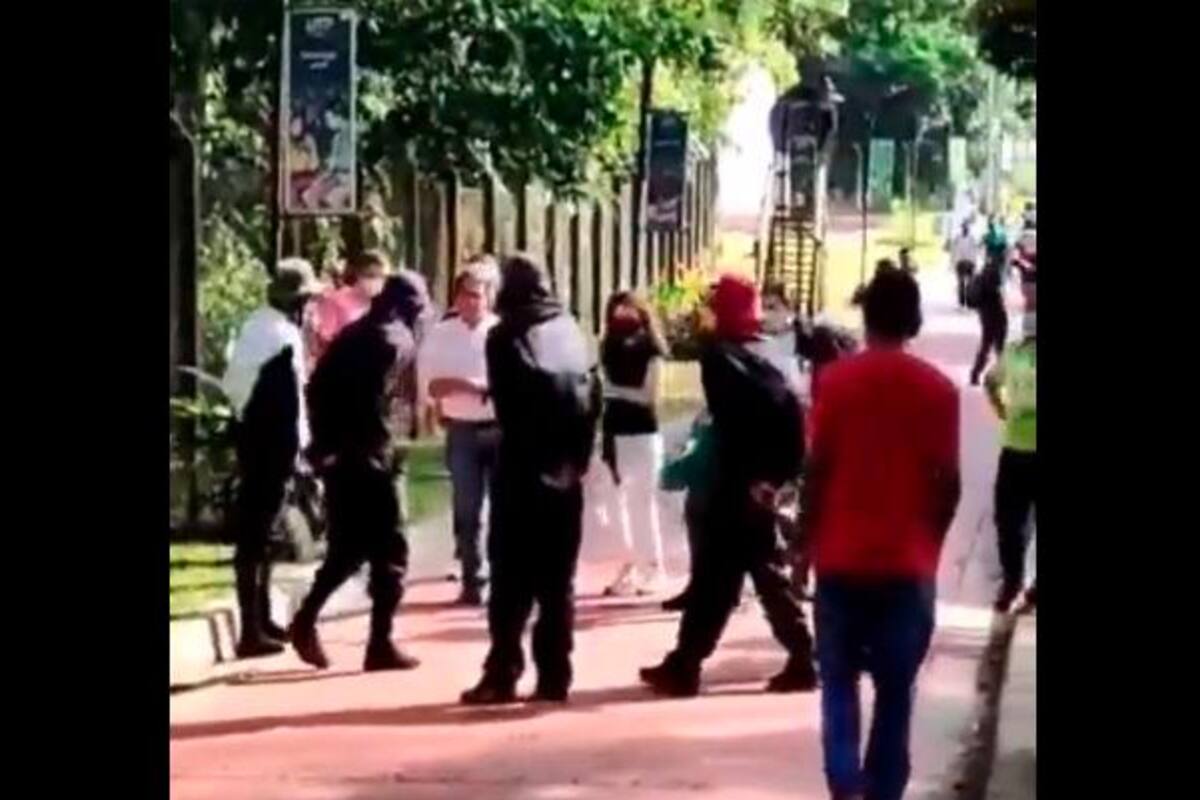 Encapuchados sacan a Sergio Fajardo de Universidad Tecnológica de Pereira