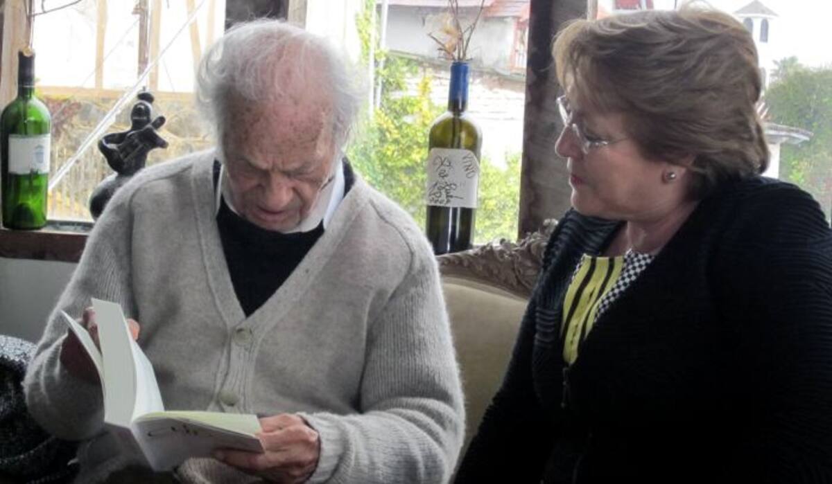 Nicanor Parra y Michelle Bachelet. AFP