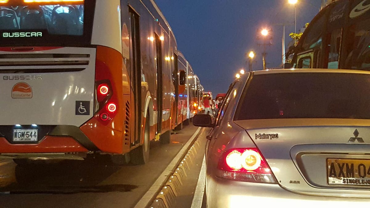 El bloqueo causó un gran trancón en la avenida Pedro de Heredia. Ciudadano Reportero: Carlos De los Ríos