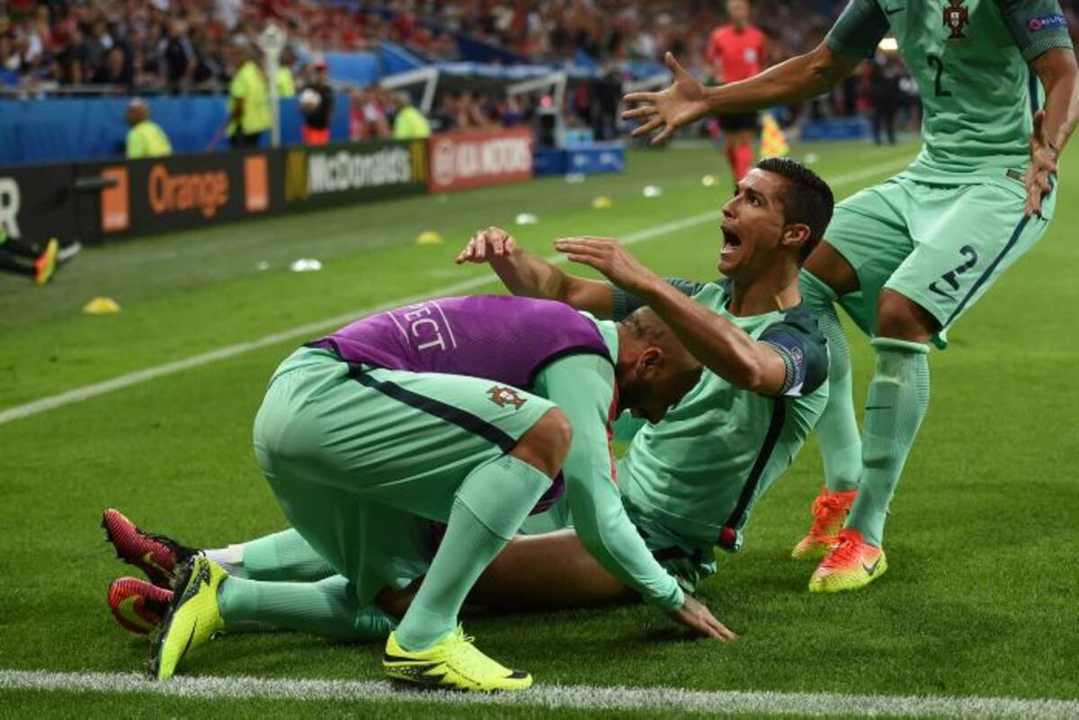 Cristiano Ronaldo celebrando con sus compañeros de equipo en la Eurocopa. AFP PAUL ELLIS